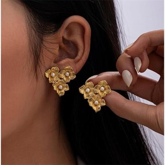 Vintage Ribbed Square Heart Earrings | Geometric Clip-On Statement Jewelry - Picture 1 of 5